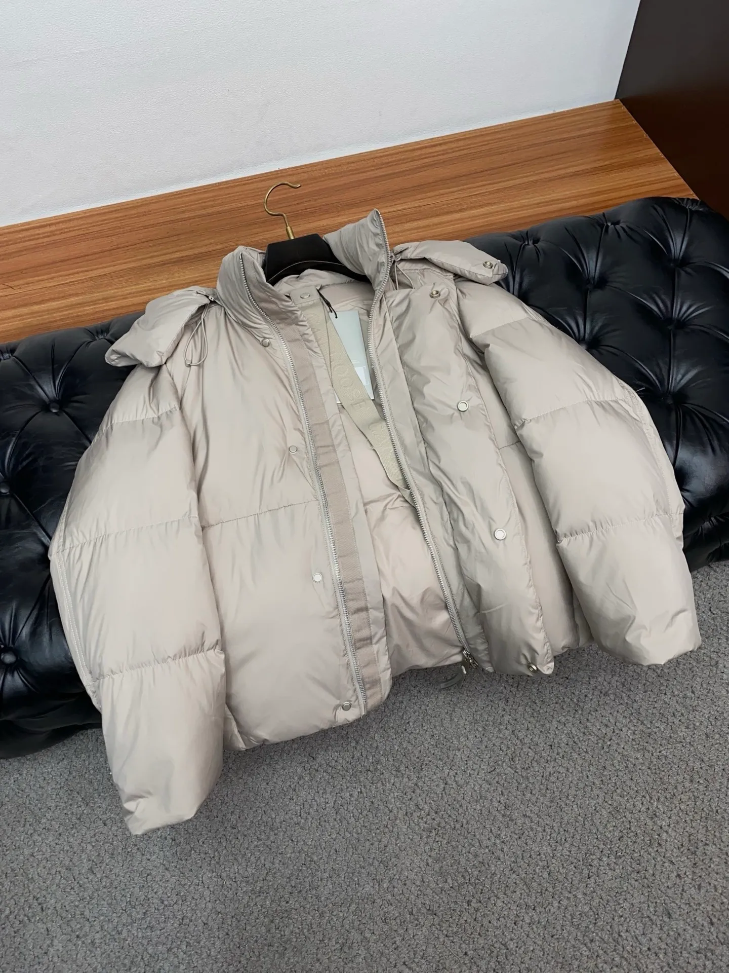 P1400 [Zhang Linghe’s latest top-grade down-filled Canada Goose model] Hooded, removable hood! The original custom-woven lightweight square technology three-proof fabric is windproof, rainproof and friction-proof. It is made of 400D gallbladder Zhengerbajing national standard 90 white duck down. When it is inserted inside, it will be more fluffy and temperature-locking. The whole piece can be stored and folded! ! The embroidered logo on the left chest is a topographic map of Canada, lifelike and perfectly restored. It is embroidered with high-density colored yarn using imported embroidery machines from Bai Lingda. In particular, the sleeves are detachable, making it especially suitable for areas with unstable climate. The washing and labeling are all based on the latest version, and the customized washing labels are equipped with laser anti-counterfeiting labels! ! And the position of the wash water mark is synchronized according to the 25-year new hidden design process. The wash water mark is all hidden inside and can be seen in the detailed picture. What you see is what you get! ! Color graphite gray, black Size xs s m L xl